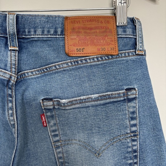 Levis 501 Jeans Men's 30/32 Premium light/Medium Wash Button Fly Classic Denim - Picture 8 of 13